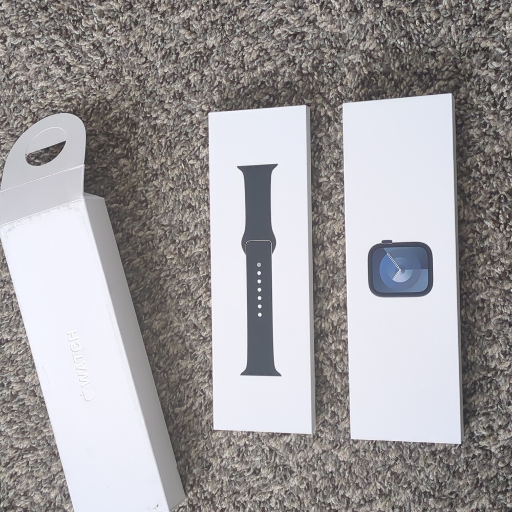 NIB Apple Watch Series 9 GPS 45mm M/L - Picture 3 of 5